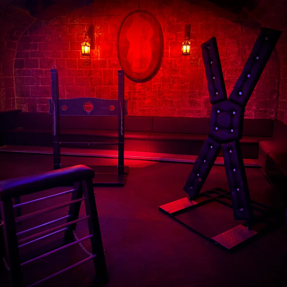 Tauche ein in eine dunkle und geheimnisvolle Welt, in der Deine intimsten Träume wahr werden. Die EUPHORIA ist wie dafür geschaffen Gleichgesinnte kennen zu lernen oder Dich mit Deinem Partner voller Lust und Hingabe auszuleben. In der Location stehen Euch mehrere Spielbereiche (Playrooms) mit vielfältigen Spielmöglichkeiten zur Verfügung (mehrere Andreaskreuze, Böcke, Pranger, Strafmöbel,…). Die EUPHORIA ist DIE Kinky, Fetisch, BDSM und quer-friendly Dance & Play Party im Nachtwerk Karlsruhe von und mit DJ GILLIAN.