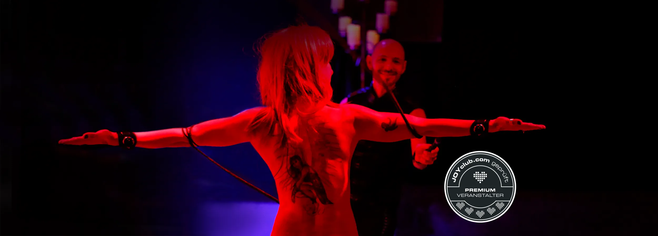 Erlerne den achtsamen Umgang mit BDSM in einer sicheren Umgebung. neuGIERIG » Der fundierte BDSM-Basis Kurs/Workshop mit Grundlagen, wertvollen Tipps und spannenden Beispielen für sichere und aufregende Sessions. Entdecke die faszinierende Welt des BDSM und finde den richtigen Einstieg mit dem fachkundigen Experten und erfahrenen Workshopleiter GILLIAN.